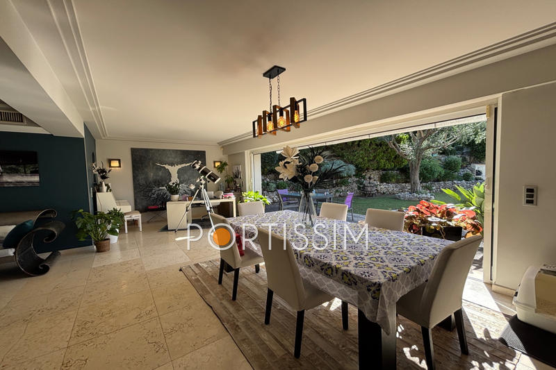 Maison - 275 m² - 8 pièces