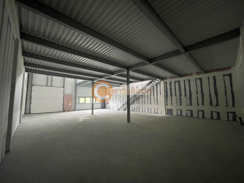 Local d'activité / Entrepôt - 367 m²