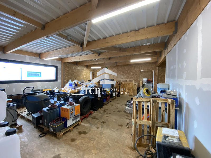 Local d'activités - 166 m²