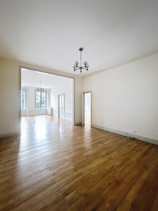 Appartement - 155 m² - 6 pièces