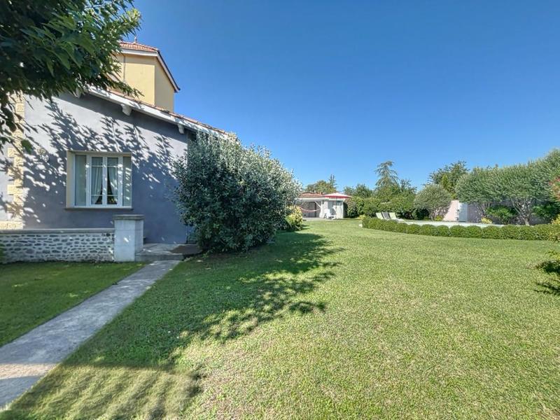 Maison - 250 m² - 7 pièces