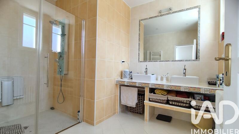 Maison - 284 m² - 9 pièces