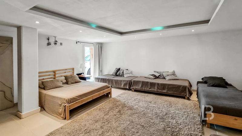 Villa - 315 m² - 8 pièces