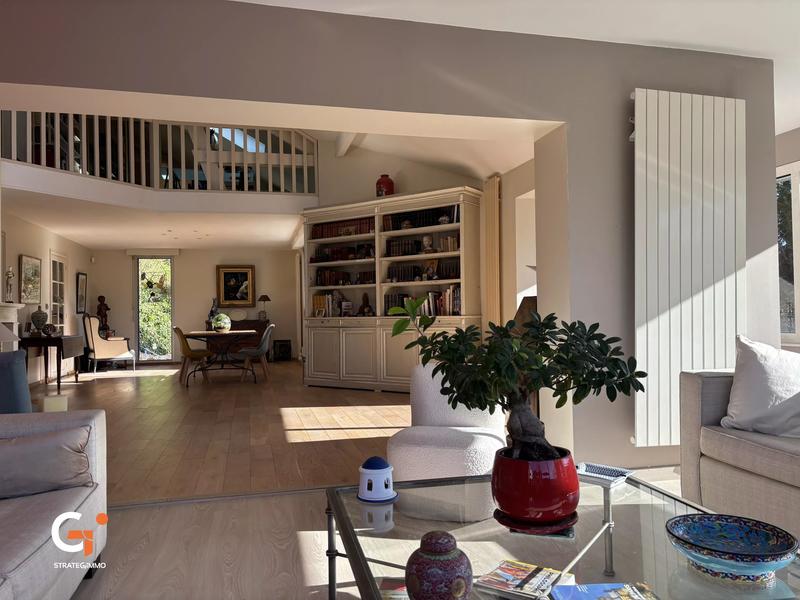 Maison - 255 m² - 9 pièces