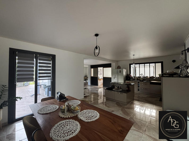 Maison - 210 m² - 6 pièces