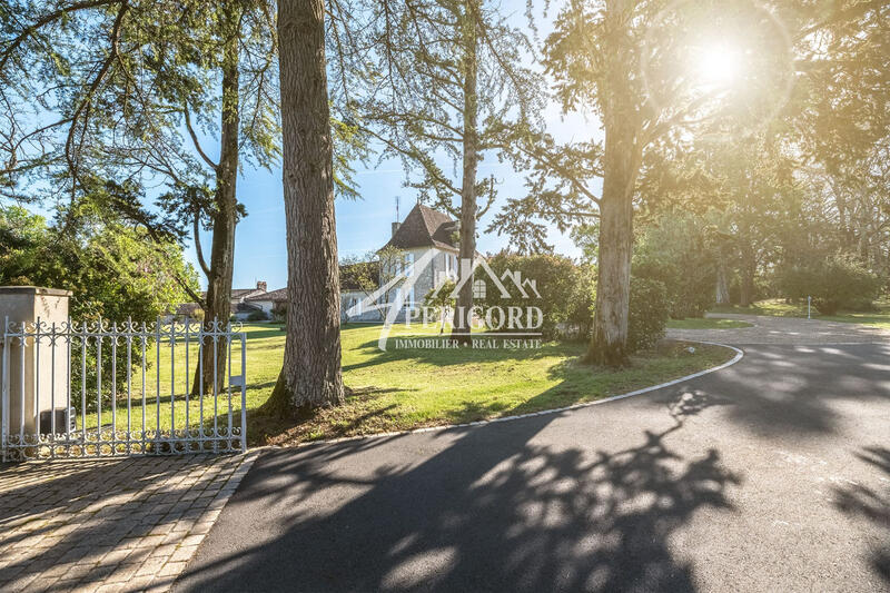 Maison ancienne - 350 m² - 8 pièces