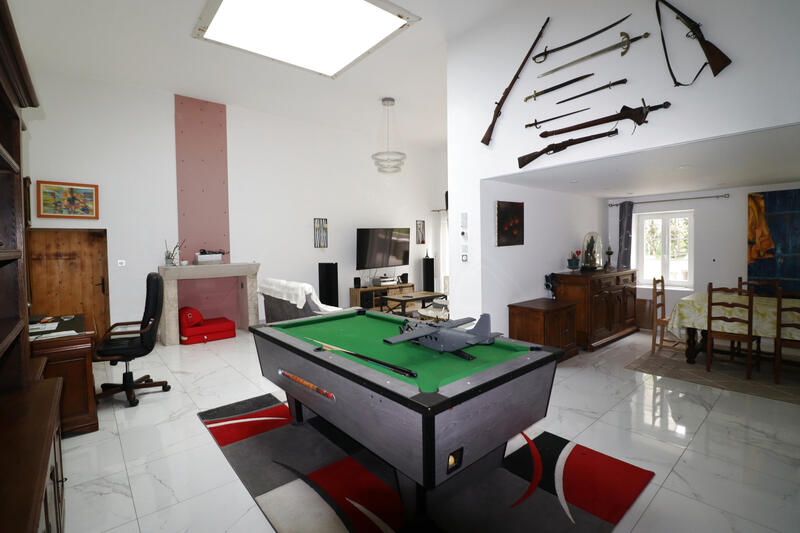 Maison - 247 m² - 7 pièces